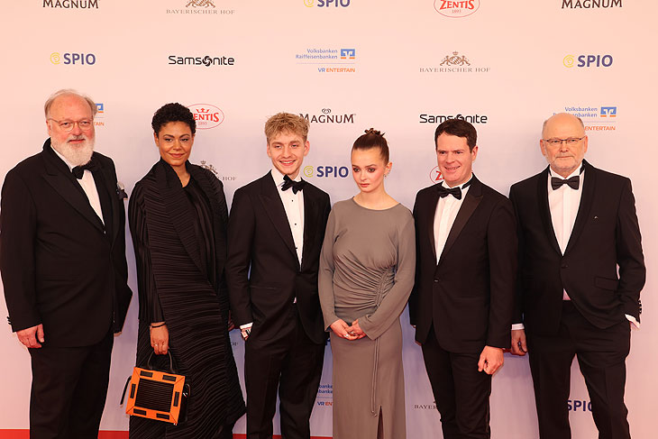 Gregor Seitz (Resortleiter Film, BUNTE), NEW STARS Regisseurin Merle Grimme, Schauspieler Julius Gause und Maja Bons, SPIO-Präsident Björn Böhning, (©Foto: Martin Schmitz)  
